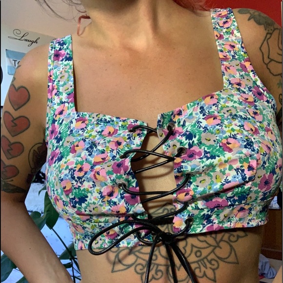 LACED UP FLORAL CROP TOP - Picture 2 of 5